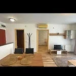 Midtown - Easy Check-in&parking Apartmán *